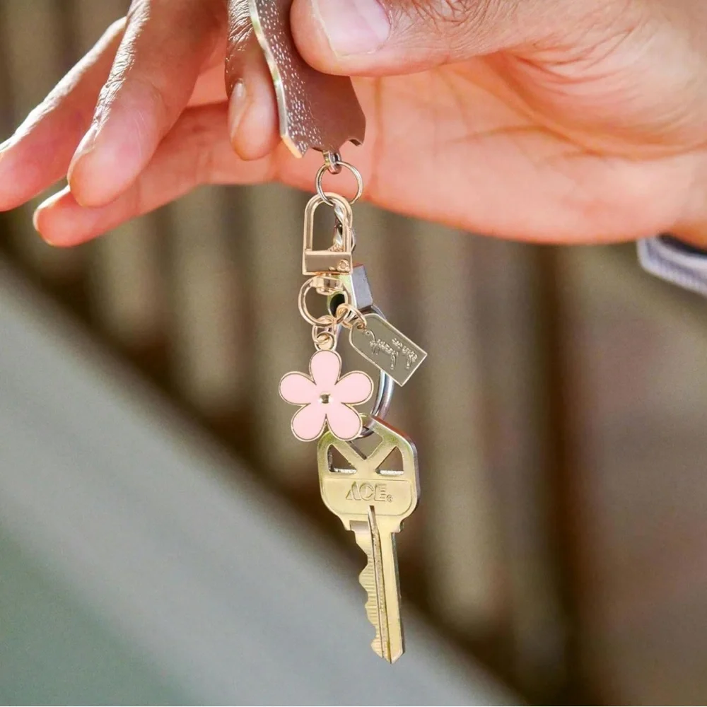 NIP Cute Flower Keychain - Key Chain Crystal Rhinestone Decor Accessories - Picture 6 of 8
